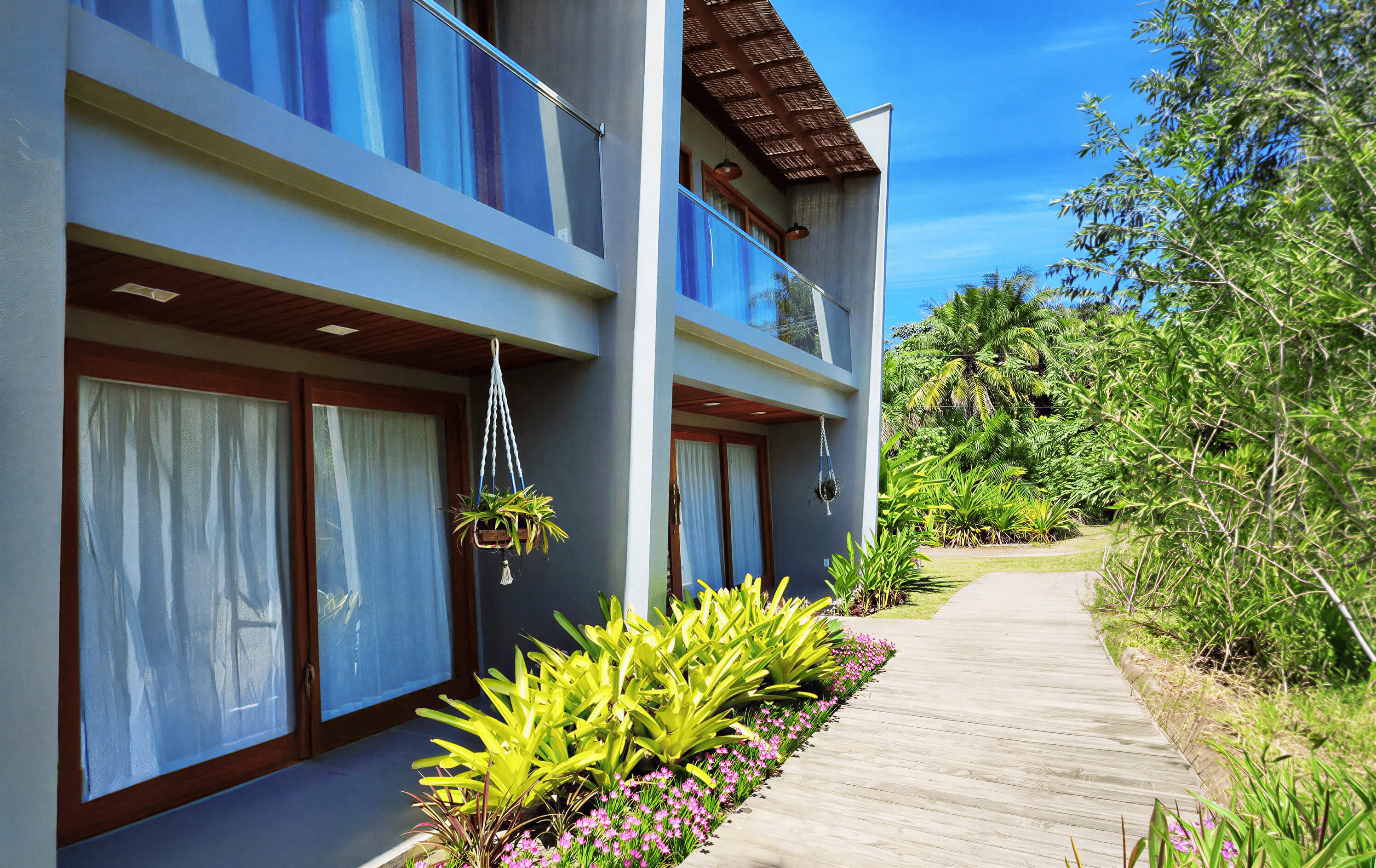 Casa com piscina e jardim